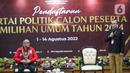 Ketua Komisi Pemilihan Umum (KPU), Hasyim Asy'ari (kanan) memberi sambutan saat menerima pendaftaran Partai Solidaritas Indonesia (PSI)sebagai Partai Politik Calon Peserta Pemilu 2024 di Gedung KPU, Jakarta, Rabu (10/8/2022). Sejauh ini, 18 partai politik telah mendaftar ke KPU RI sejak hari pertama pendaftaran dibuka yaitu Senin, 1 Agustus 2022. (Liputan6.com/Faizal Fanani)