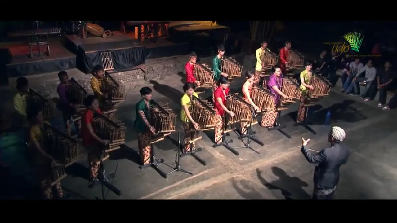 Menyaksikan Penampilan Angklung di Saung Angklung Udjo