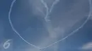 Aksi aerobatik udara Jupiter Aerobatic Team (JAT) yang membentuk love dalam perayaan HUT TNI Angkatan Udara (TNI AU) ke-71 di Landasan Udara (Lanud) Bandara Halim Perdanakusuma, Jakarta, Minggu (9/4). (Liputan6.com/Faizal Fanani)