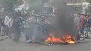 Pelajar membakar pagar saat berdemonstrasi di belakang Gedung DPR, Palmerah, Jakarta, Rabu (25/9/2019). Polisi menggelar sweeping di sejumlah titik untuk menjaring pelajar yang terlibat dalam demonstrasi rusuh di Gedung DPR. (Liputan6.com/Angga Yuniar)