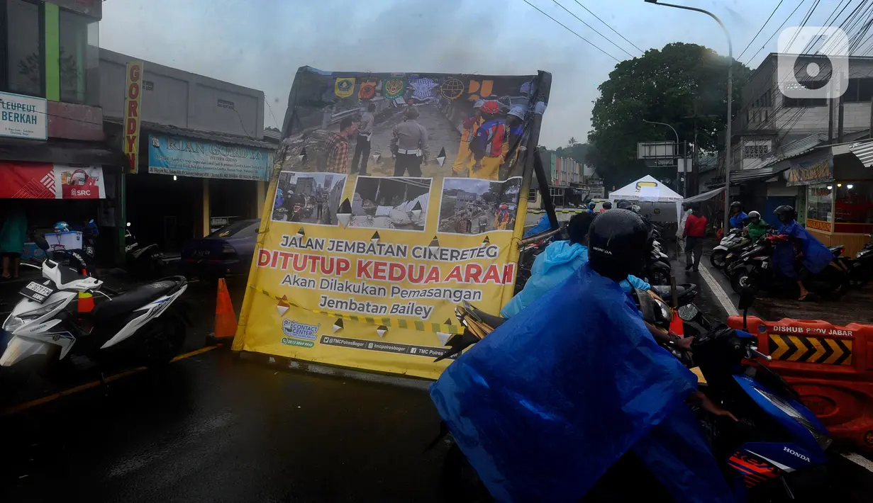 Spanduk informasi Jembatan Cikreteg yang ditutup dipasang di akses jalan nasional Bogor-Sukabumi, Caringin, Kabupaten Bogor, Jawa Barat, Kamis (2/3/2023). Penutupan jalan nasional itu rencananya bakal diberlakukan sampai 14 hari. Setelah itu, akan dilakukan pemasangan jembatan rangka baja atau bailey. (merdeka.com/Arie Basuki)