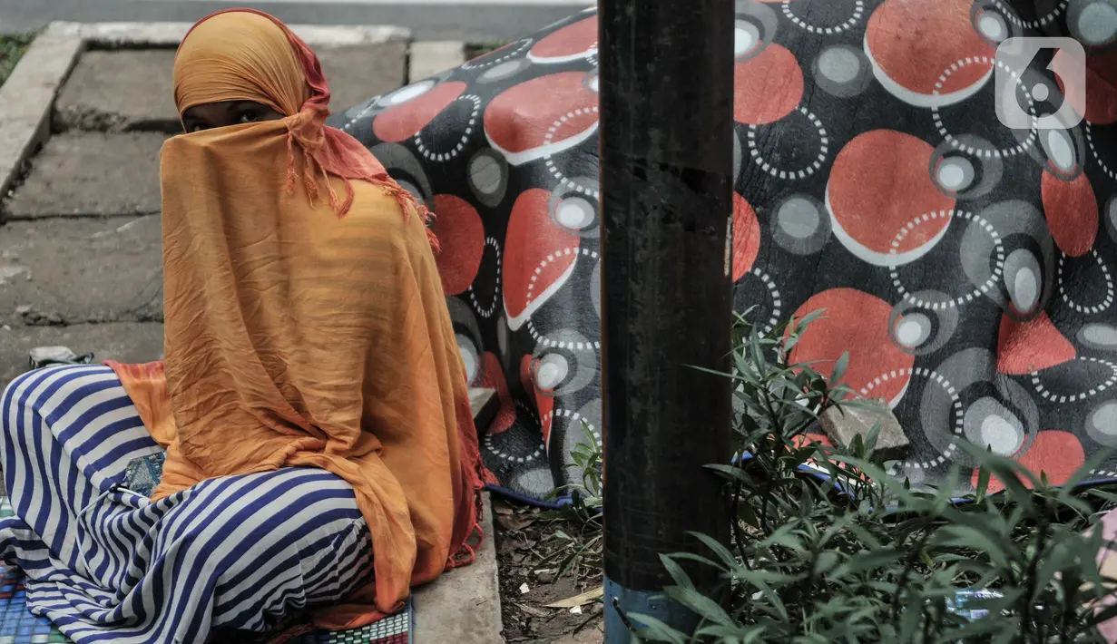 Aktivitas imigran pencari suaka saat menghuni di depan Kantor UNHCR Kebon Sirih, Jakarta, Kamis (1/4/2021). Imigran yang terdiri atas orang dewasa hingga anak-anak ini tidur di pinggir jalan menuntut agar proses perpindahan ke negara negara tujuan segera dipercepat. (merdeka.com/Iqbal S Nugroho)