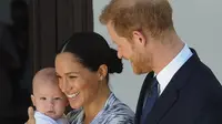 Pangeran Harry dan Meghan Markle, bersama anak mereka Archie yang berusia 8 bulan, akan membagi waktu antara Inggris dan Amerika. Mereka akan tetap melaksanakan tugas untuk Ratu Elizabeth II dan petugas Kerajaan. (Photo by HENK KRUGER / POOL / AFP)