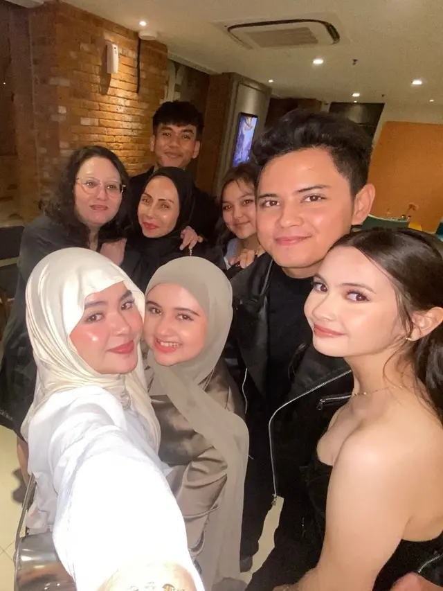 6 Potret Ibunda Richelle Skornicki dan Aliando Saling Bertemu, Sebut Calon Besan