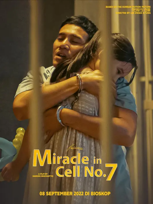 <p>Miracle in Cell No.7 merupakan adaptasi film Korea Selatan dengan judul yang sama. Film ini berkisah tentang seorang bapak berkebutuhan khusus yang diperankan aktor Vino G. Bastian dituduh melakukan pembunuhan. Dengan segala keterbatasannya, ia berusaha terus hidup dan membangun persahabatan dengan beberapa napi di penjara. Di lain sisi, sang anak di luar berusaha untuk bisa menemani bapaknya. Miracle in Cell No.7 bakal tayang di bioskop mulai 8 September 2022. (Instagram/hanungbramantyo)</p>