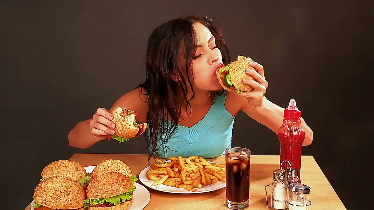 Ini Alasan Rasa Lapar Lebih Sering Datang Ketika Menstruasi
