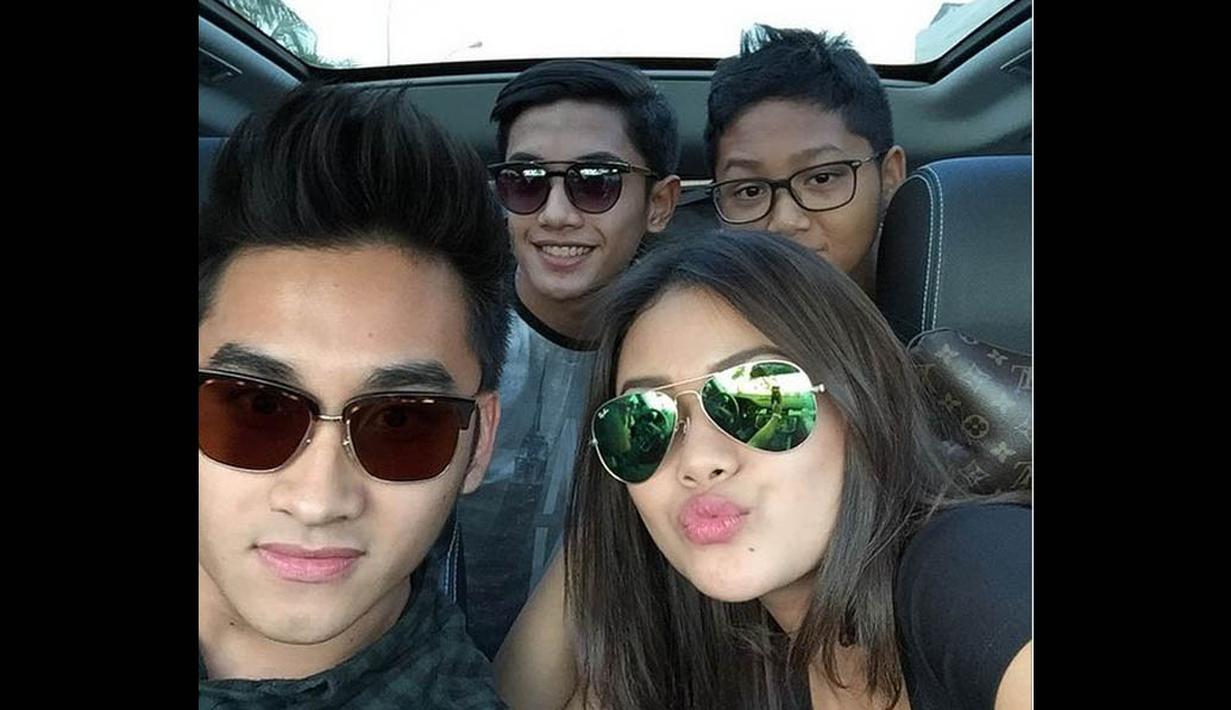 Sabtu (25/10/2014), Tommy Rumengan mengunggah foto kebersamaannya dengan Aurel dan adiknya, Azriel serta seorang pria di dalam sebuah mobil. (instagram.com/tommyrumengan)