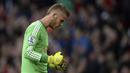 Reaksi kecewa kiper Manchester United, David De Gea setelah gawangnya dibobol oleh pemain Liverpool pada laga lanjutan Liga Inggris di Old Trafford, Manchester, 12 September 2015.De Gea nyaris meninggalkan MU ke Real Madrid pada tahun 2015. Sayangnya, perpindahan tersebut tak pernah terwujud karena dokumen transfer kiper asal Spanyol tersebut terlambat diserahkan ke Federasi Sepak Bola Spanyol (RFEF). (AFP/Oli Scarff)