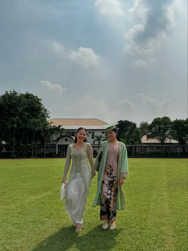 10 Outfit Artis Wanita di Acara Perpisahan Sekolah Anak 2025, Inspirasi Gaya