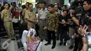 MenPANRB Yuddy Chrisnandi berbincang dengan pengunjung saat melakukan Inspeksi Mendadak (sidak) di Pertanahan Jakarta Timur, Senin (11/7). Menpan RB juga melakukan sidak ke tempat-tempat pelayanan publik. (Liputan6.com/Johan Tallo)
