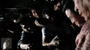 Direktur PT Agung Sedayu Group, Richard Halim Kusuma (kiri) saat keluar gedung KPK Jakarta, Rabu (20/4/2016) Lebih kurang 8 jam, Richard diperiksa KPK terkait dugaan suap pembahasan raperda reklamasi Teluk Jakarta. (Liputan6.com/Helmi Fithriansyah)