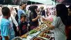 Orang-orang membeli makanan untuk berbuka puasa pada hari pertama bulan suci Ramadan 1447 Hijriah di sebuah pasar di provinsi Narathiwat, Thailand selatan, pada Kamis 19 Februari 2026. Jelang waktu berbuka puasa di hari pertama Ramadan 1447 Hijriah, suasana pasar-pasar lokal di provinsi Narathiwat, Thailand Selatan, terlihat semarak. (Madaree TOHLALA/AFP)