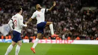 Penyerang Inggris, Raheem Sterling (kanan) berselebrasi usai mencetak hattrick saat pertandingan melawan Republik Ceko pada grup A babak kualifikasi Euro 2020 di stadion Wembley di London (22/3). Inggris menang telak atas Ceko 5-0. (AP Photo/Tim Irlandia)