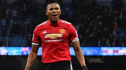 1. Antonio Valencia - Berstatus kapten Setan merah membuat nya belum tentu bertahan di Old Trafford musim panas ini. Pria berusia 33 tahun itu masih mengalami cedera ligamen yang membuat Manchester United berat untuk mempertahankannya. (AFP/Ben Stansall)