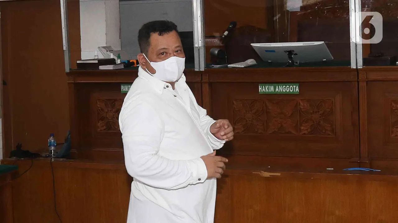 Pose Salam Saranghae ala Kuat Marif Sebelum Jalani Sidang Pembacaan Vonis di Kasus Pembunuhan Brigadir