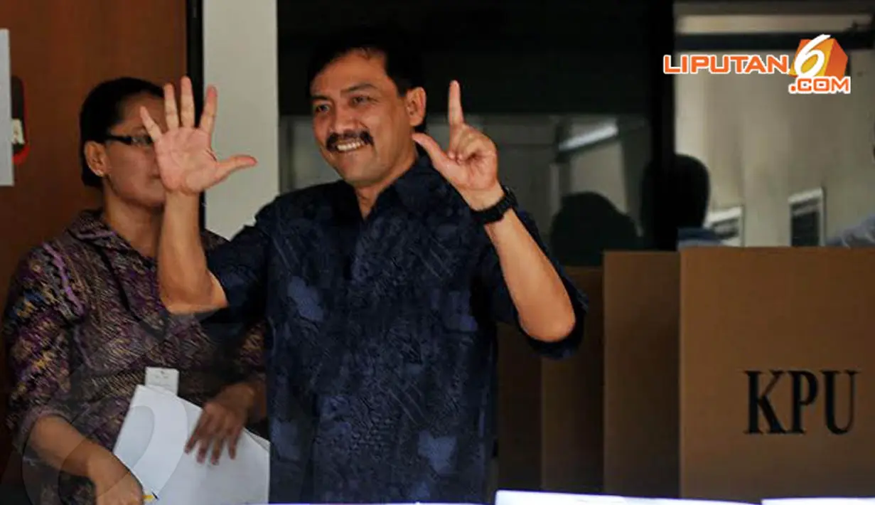 Andi Mallarangeng mengembangkan jarinya membentuk angka 7 yang   merupakan nomor urut Partai Demokrat (Liputan6.com/Johan Tallo)