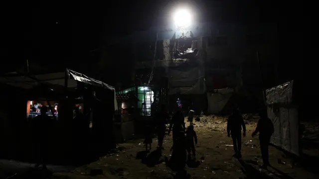 Warga Palestina Bertahan Hidup di Reruntuhan