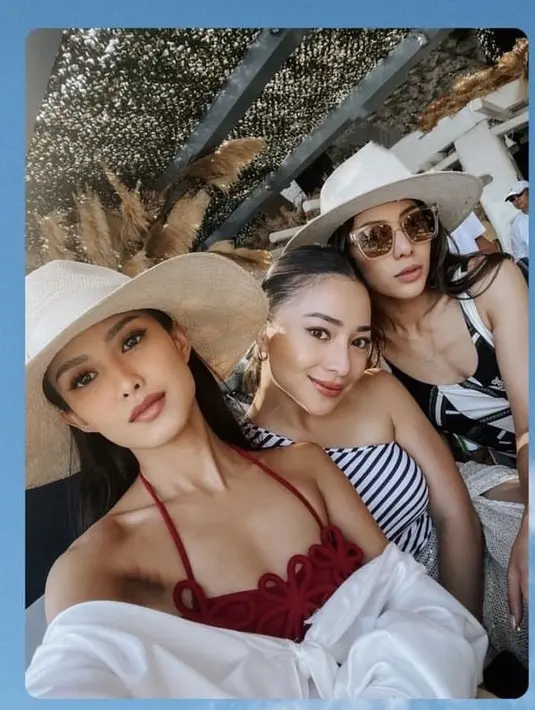 Ia juga mengenakan one shoulder dengan motif bergaris hitam putih.