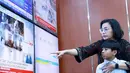 Tampak Sri Mulyani juga memerlihatkan pekerjaannya pada cucu yang lebih besar. [@smindrawati]