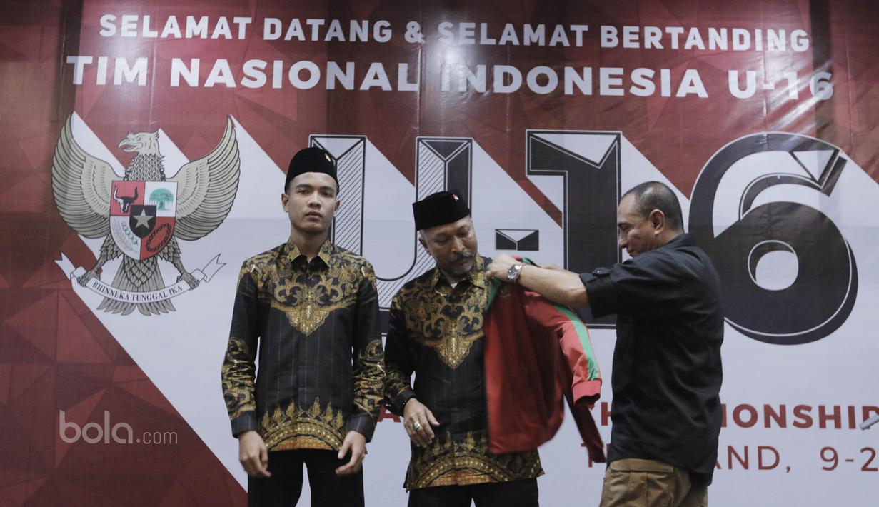 Ketua Umum PSSI, Edy Rahmayadi, memakaikan jaket Timnas Indonesia ke pelatih, Fachri Husaini saat acara pelepasan Timnas U-16 ke piala AFF di Jakarta, Kamis, (6/7/2017). Piala AFF U-15 akan berlangsung 9-22 Juli di Thailand. (Bola.com/M Iqbal Ichsan)