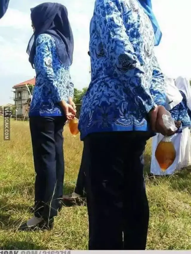 10 Momen Kocak yang Terjadi saat Upacara Bendera Ini Bikin Tepuk Jidat