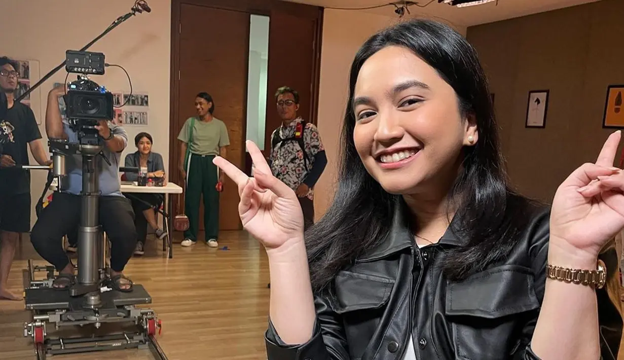 Memulai karier di usia belia, Rachel Amanda sudah 22 tahun wara wiri di industri hiburan Tanah Air. Rayakan Hari Film Nasional 2023, Rachel Amanda ucap syukur dan terima kasih karena film merupakan salah satu tempatnya untuk tumbuh hingga kini menjadi artis muda berbakat Tanah Air. Selalu menikmati setiap momen syuting, bintang film Mencuri Raden Saleh ini ungkap jika lokasi syuting sudah seperti rumah kedua baginya. (Liputan6.com/IG/@auroramanda95)