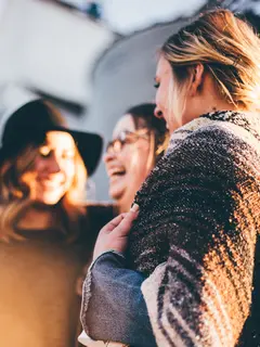 Seorang istri yang juga menjadi mahasiswa juga dapat mengerjakan tugas bersama teman-temannya sembari menghabiskan waktu bersama agar tidak tertekan (Foto: Unsplash.com/Priscilla Du Preez)