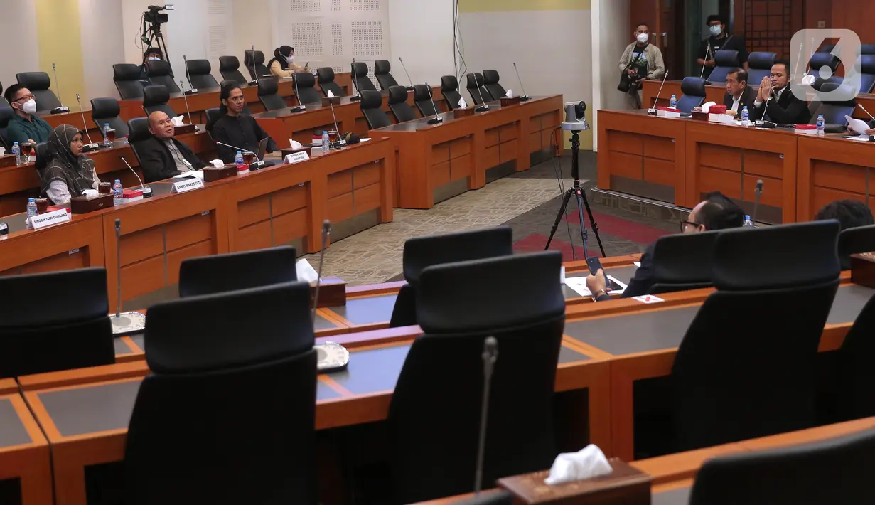Komisi III DPR RI menggelar rapat dengar pendapat umum (RDPU) membahas legalisasi ganja untuk medis  di  Kompleks Parlemen, Senayan, Jakarta, Kamis (30/6/2022). Adapun pihak yang hadir di antaranya, ibu penggugat uji materi Undang-Undang (UU) Narkotika ke Mahkamah Konstitusi (MK) Santi Warastuti beserta kuasa hukumnya Singgih Tomi Gumilang. (Liputan6.com/Angga Yuniar)