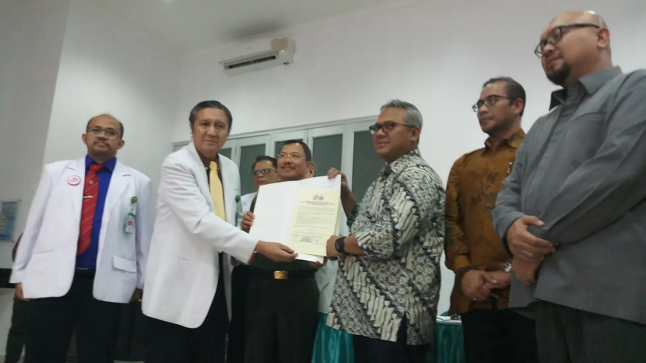Tim Dokter yang menangani tes kesehatan Capres-Cawapres menyerahkan surat keterangan yang menyatakan proses pemeriksaan sudah selesai.