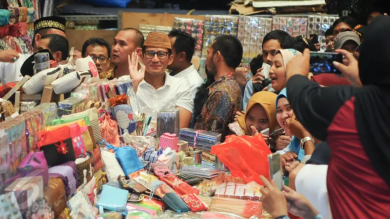 20170512-Sandiaga Uno Kunjungi Pasar Jatinegara-Yoppy