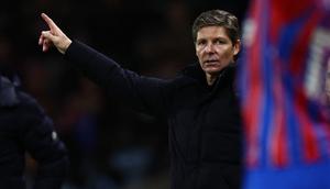 Manajer Crystal Palace asal Austria, Oliver Glasner, memberi isyarat di pinggir lapangan selama pertandingan Liga Inggris antara Fulham dan Crystal Palace di Craven Cottage, London, pada 7 Desember 2025. (HENRY NICHOLLS/AFP)