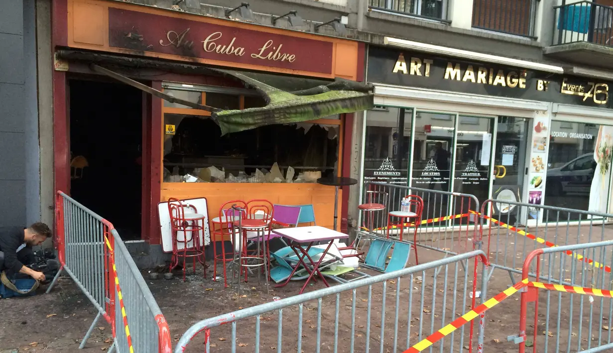 Suasana di luar bar yang meledak di Rouen, Prancis, (6/8). Menteri Dalam Negeri Prancis, Bernard Cazeneuve mengatakan Akibat ledakan tersebut 13 jiwa meninggal dunia dan beberapa orang lainnya terluka. (REUTERS/Clotaire Achi)