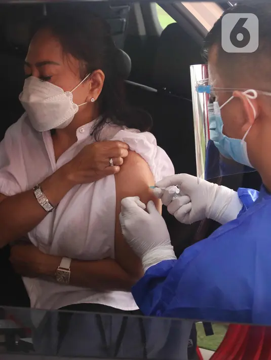 Warga mendapatkan suntikan vaksin COVID-19 di pos pelayanan vaksinasi Covid-19 Drive Thru Halodoc Kedua di West One City, Cengkareng, Jakarta, Rabu (10/3/2021). Pos Layanan Vaksinasi Drive Thru kedua itu diharapkan dapat mempermudah masyarakat mengakses vaksin Covid-19. (Liputan6.com/Angga Yuniar)