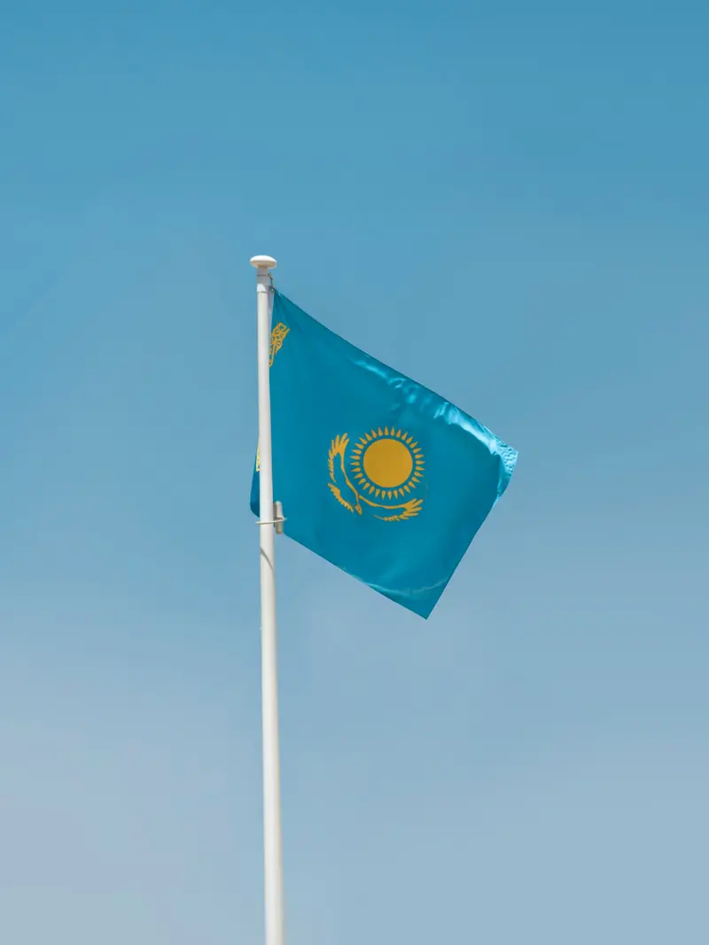 Bendera Kazakhstan. (aboodi vesakaran/Unsplash)