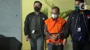 Tersangka suap pengesahan RAPBD Provinsi Jambi Tahun Anggaran 2017-2018, Mauli saat digiring menuju mobil tahanan di Gedung Merah Putih Komisi Pemberantasan Korupsi (KPK), Jakarta, Selasa (16/5/2023). Liputan6.com/Helmi Fithriansyah)