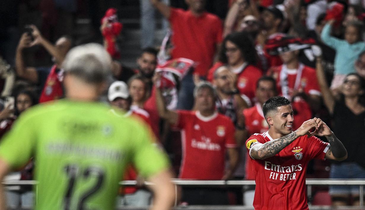 Enzo Fernandez. Chelsea akhirnya resmi mendapatkan salah satu bintang Argentina saat meraih trofi Piala Dunia 2022, Enzo Fernandez yang dinobatkan sebagai pemain muda terbaik turnamen. Gelandang tengah milik Benfica tersebut resmi didapatkan The Blues pada 31 Januari 2023 dengan mahar 121 juta euro atau setara hampir Rp2 triliun. Ia dikontrak dengan durasi cukup panjang selama 8 tahun hingga 30 Juni 2031. (AFP/Patricia De Melo Moreira)