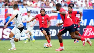 Rio Ngumoha dari Timnas Inggris berlari membawa bola selama pertandingan persahabatan internasional antara Inggris dan Selandia Baru di Stadion Raymond James pada 6 Juni 2026 di Tampa, Florida. (Rich Storry/Getty Images via AFP)