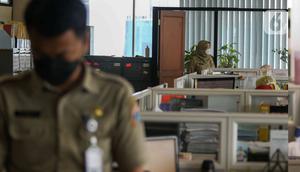 Pegawai negeri sipil (PNS) melakukan aktivitas di Badan Kepegawaian Daerah (BKD), Balai Kota, Jakarta, Senin (9/5/2022). Pemprov DKI masih menerapkan kapasitas maksimal 75 persen terhadap para Aparatur Sipil Negara (ASN) yang bekerja di kantor usai Lebaran Idul Fitri 1443 H/2022 M. (Liputan6.com/Herman Zakharia)