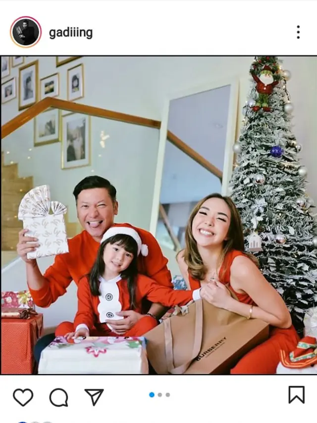 Gading Marten dan Gisel saat merayakan Natal bersama Gempi (Instagram)