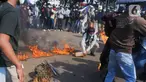 Sejumlah massa yang tergabung dalam Barisan Masyarakat Anti Korupsi, Kolusi dan Nepotisme (BASMI KKN) melakukan aksi teatrikal di kawasan Patung Kuda, Jakarta, Jumat (27/5/2022). Dalam aksi tersebut mereka menuntut pemerintah untuk mengatasi lonjakan harga dan kelangkaan minyak goreng di Indonesia. (Liputan6.com/Herman Zakharia)