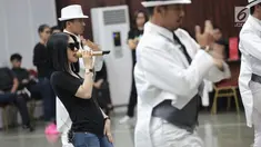 Penyanyi Syahrini saat berlatih vokal dan koreografi di gedung Nyi Ageng Serang, Kuningan, Jakarta, Kamis (18/9). Latihan itu digelar sebagai persiapan konser bertajuk Journey of Syahrini: 10 Tahun Jambul Khatulistiwa. (Liputan6.com/Faizal Fanani)