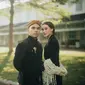 Foto prewedding yang diunggah menampilkan pose Aaliyah Massaid dan Thariq Halilintar di Puro Mangkunegaran Solo. Thariq Halilintar berbeskap hitam. (Foto: Dok. Instagram @aaliyah.massaid)