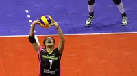 Pemain Jakarta Pertamina Energi, Mutiara, berusaha mengumpan bola kepada rekannya saat melawan Jakarta Elektrik PLN pada lanjutan Proliga 2016 di Hall Basket Gelora Bung Karno, Senayan, Jakarta, Sabtu (2/4/2016). (Bola.com/Nicklas Hanoatubun)