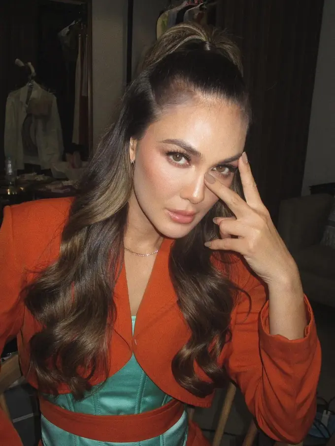 Cantiknya Luna Maya di foto terbaru seperti barbie hidup