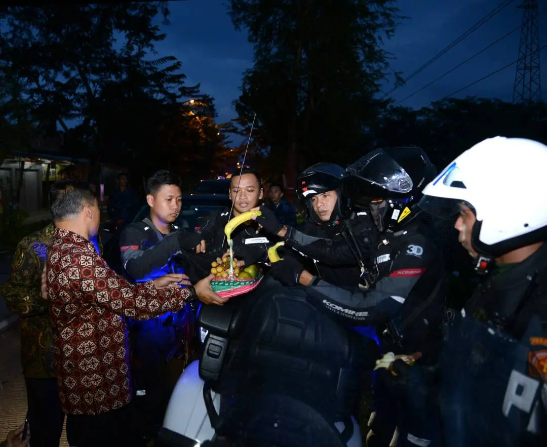 Para pengawal bermotor Jokowi berbuka puasa. (Foto: Biro Pers Kepresidenan)