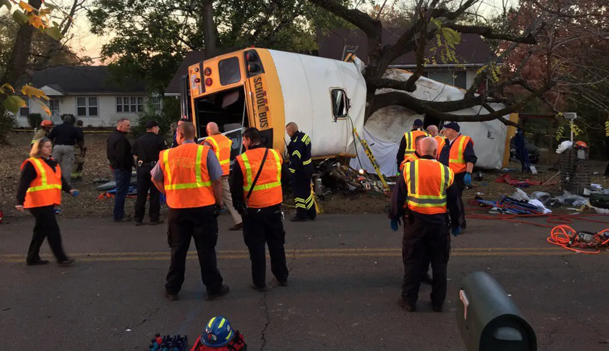 Sebuah bus sekolah terbaring miring dan rusak setelah menabrak rumah di Chattanooga, Tennessee, Senin (21/11). Kecelakaan itu mengakibatkan lima anak tewas di tempat, sementara satu lainnya di rumah sakit. (Courtesy of Chattanooga Fire Dept/via REUTERS)
