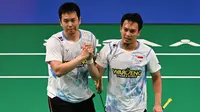 Pebulutangkis ganda putra Indonesia, Mohammad Ahsan (kanan) dan Hendra Setiawan merayakan kemenangan mereka atas wakil Australia, Pramudya Kusumawardan/Andika Ramadiansyah dalam pertandingan perempat final Australia Open di Quaycentre, Sydney, 14 Juni 2024. (Saeed KHAN/AFP)