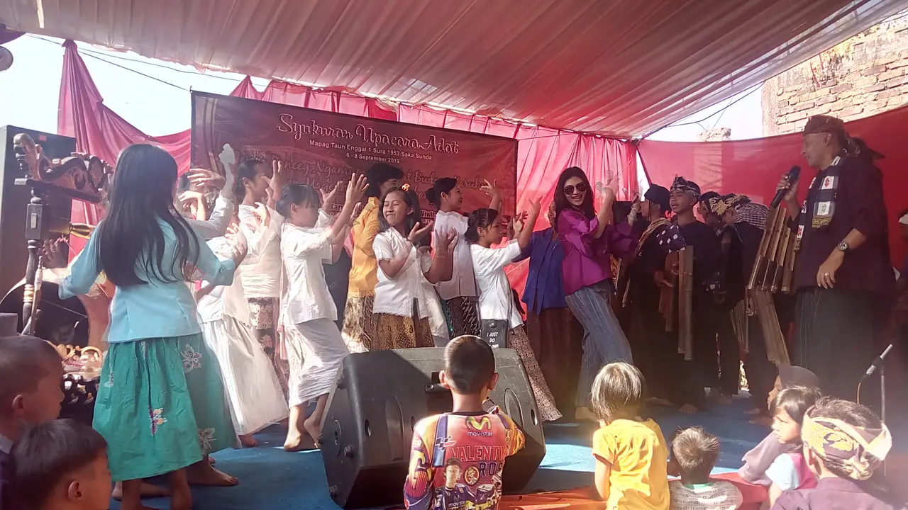 Beberapa kaula muda dan pengunjung perayaan 1 Sura, komunitas sunda wiwitan madrais, Garut, Jawa Barat
