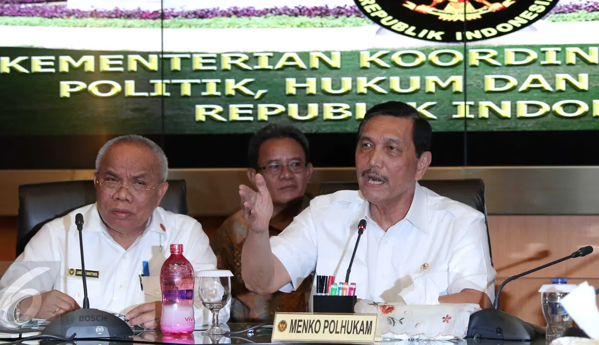 Menko Polhukam Luhut Pandjaitan (kanan) saat konferensi pers di kantor Kementerian Koordinator Polhukam, Jakarta, Jumat, (11/12). Luhut menampik keterlibatan dirinya atas kasus lobi Freeport. (Liputan6.com/Angga Yuniar)