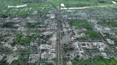 Bangunan perumahan rata dengan tanah dan kawah peluru terlihat pada pemandangan udara Maryinka, kota timur tempat pertempuran terberat dengan pasukan Rusia terjadi di wilayah Donetsk, Ukraina, Kamis (11/5/2023). (AP Photo/Libkos)